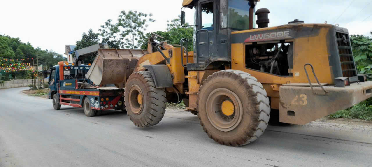 Cẩu kéo xe gặp nạn trên Quốc lộ 26